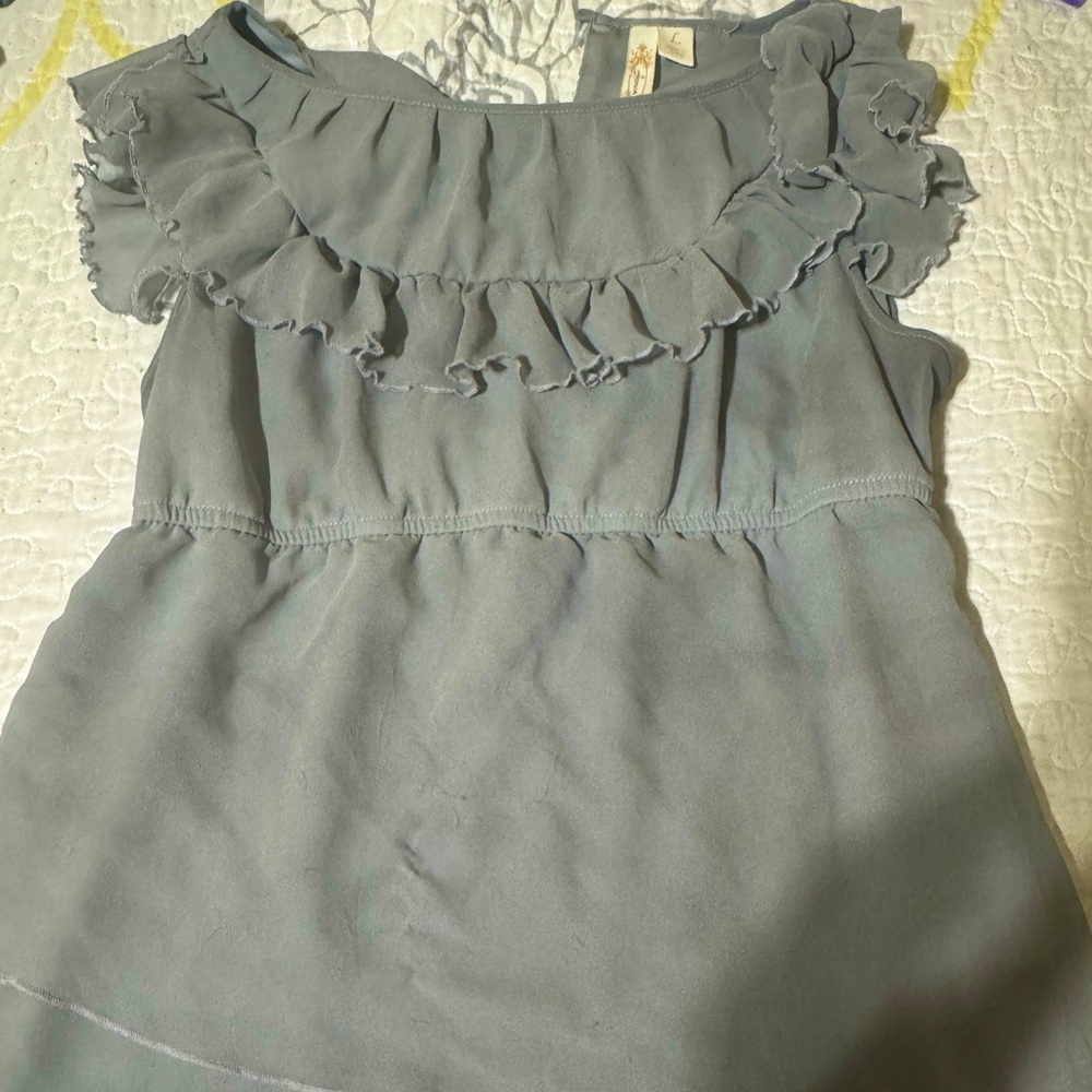 Great soft gray shirt come down below your waistline in Large.